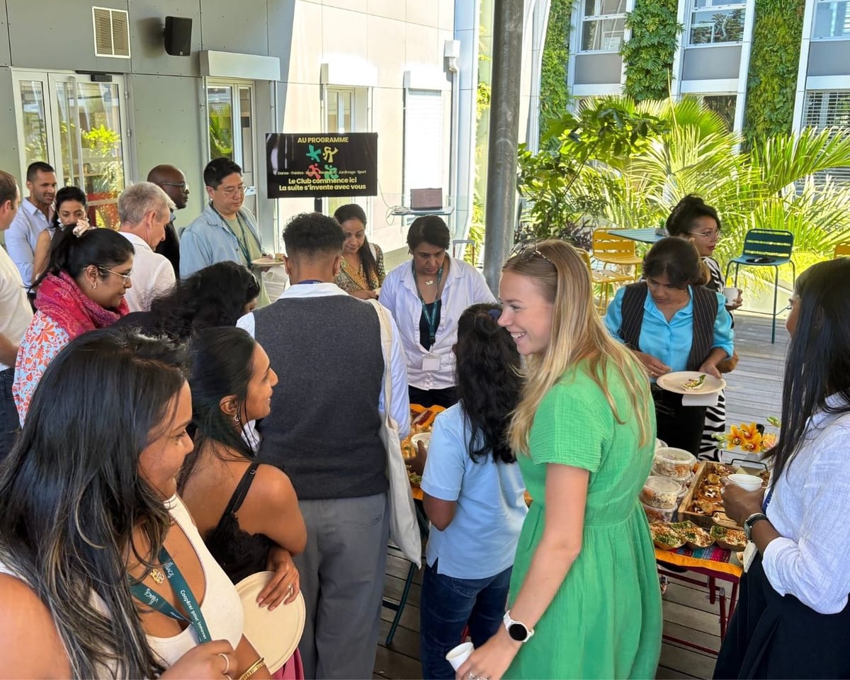 Les Villageois réunis autour du buffet, sur la terrasse du Village, au lancement du Club