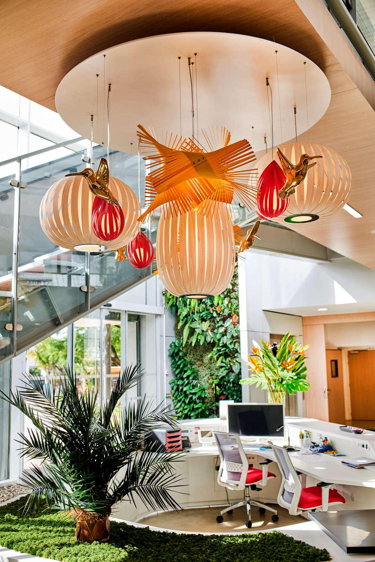 Les luminaires suspendus du hall du Village by CA Réunion